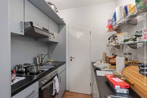 Halboffene Küche mit komplett ausgestatteter Einbauküche und angeschlossenem Abstellraum. - Etagenwohnung mit 45,90 m² in Bremen zum Kaufen