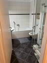 Bad mit Dusche und Wanne - 