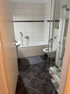 Bad mit Dusche und Wanne - 