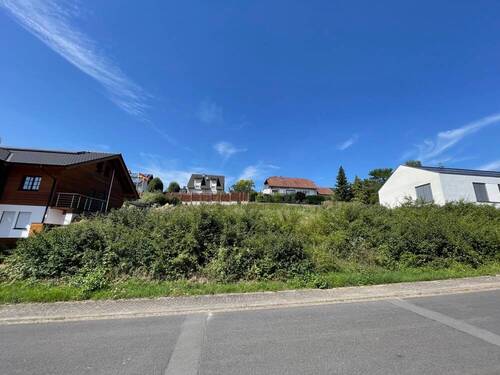 Ansicht von der Straße - Ein schöner Platz für die eigenen vier Wände!!