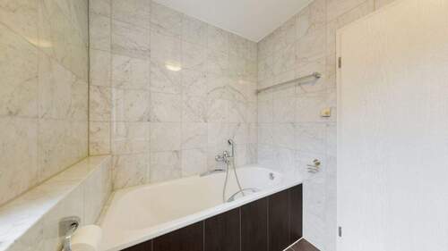 Tageslichtbad mit Wanne und Dusche - 