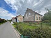 Einfahrt zum Hof - Historischer LPG-Kleinhof mit original erhaltenen Hofelementen & vielseitigem Entwicklungspotenzial