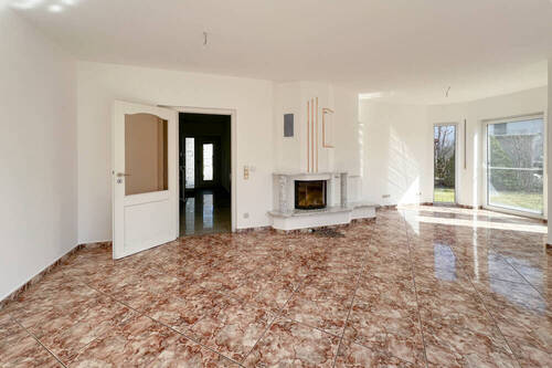 Helles Wohnzimmer mit hochwertigem Fliesenboden - 