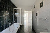 Bad mit Badewanne und Dusche - 