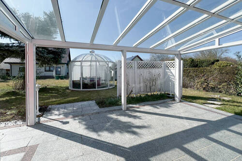 Überdachte Terrasse mit Whirlpool im Garten - 
