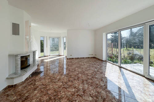 Helles Wohnzimmer mit Kamin - 