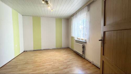 Vielseitig nutzbares Zimmer im Erdgeschoss - 