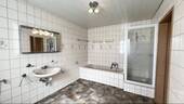 Tageslichtbad mit Badewanne und Dusche - 