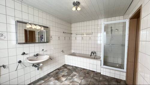 Tageslichtbad mit Badewanne und Dusche - 