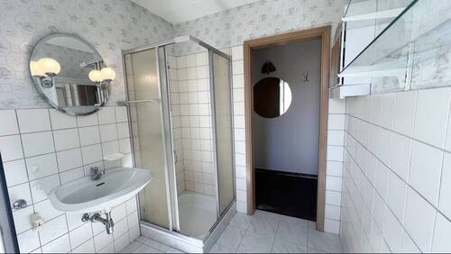 Badezimmer mit Tageslicht und Dusche - 