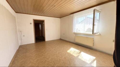 Zimmer im Obergeschoss mit großen Fenster - 