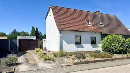 Außenansicht mit Vorgarten und Einfahrt zur Garage - 5 Zimmer Doppelhaushälfte zum Kaufen in Coswig