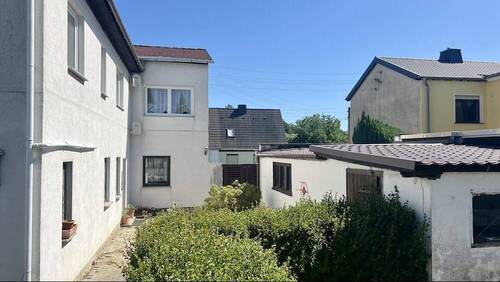 Hofansicht mit Blick auf die Garage und Werkstatt - Doppelhaushälfte mit 136,00 m² in Coswig zum Kaufen