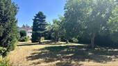 Großer Garten mit Platz zum Entspannen und Spielen - 
