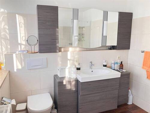 Bad mit Waschtisch und WC - 