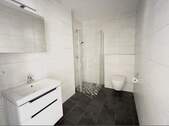 Badezimmer mit bodengleicher bodentiefer Dusche - 