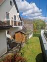 Rasenfläche mit Gartenhaus - 