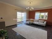 Helles Wohnzimmer mit Kamin - 