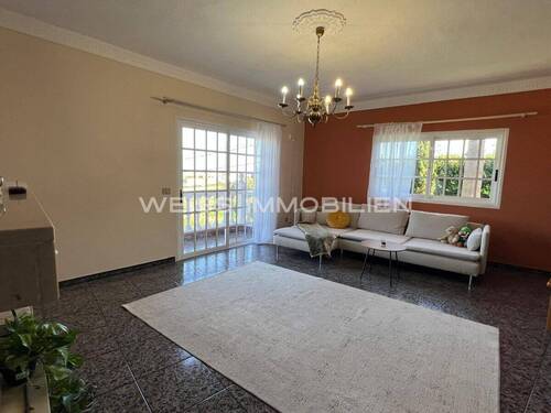 Helles Wohnzimmer mit Kamin - 