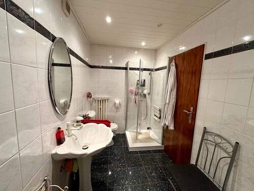 Badezimmer Wohnung untere Etage - 