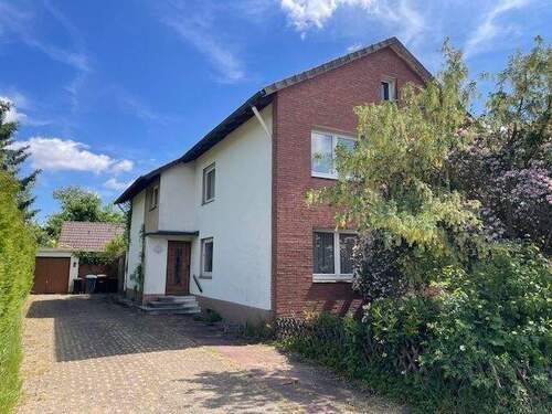 Hausansicht Straße - 8 Zimmer Mehrfamilienhaus, Wohnhaus zum Kaufen in Rödinghausen