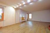 EG: Wohnzimmer mit Zugang zum Balkon DSC.JPG - 