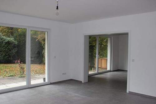 Wohnzimmer - *** Komplett sanierte 4,5 Zimmer Erdgeschosswohnung mit Terrasse und Garten in Enger ***