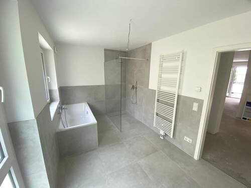 Bad mit Dusche + Wanne - 3 Zimmer Etagenwohnung in Duisburg