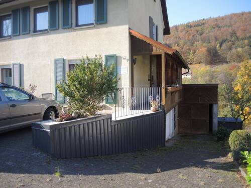 Überdachter Vorbau Hauseingang - 8 Zimmer Einfamilienhaus in Riedenberg