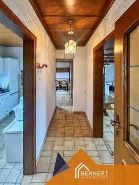 Flur EG - Einfamilienhaus mit 200,00 m&sup2; in Michelau in Oberfranken zur Miete