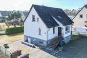 Luftaufnahme Außenansicht vorn - Ihr neues Zuhause nahe Stettiner Haff - Einfamilienhaus mit Nebengelass und ruhigem Garten