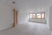 Wohn-Esszimmer als Durchgang - Menden Lendringsen – Renovierte Wohnung im 1.OG mit Balkon und Gartenanteil