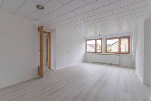 Wohn-Esszimmer als Durchgang - Menden Lendringsen – Renovierte Wohnung im 1.OG mit Balkon und Gartenanteil