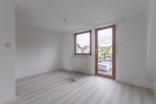 Schlafzimmer mit Zugang zum Balkon - 