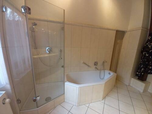 Tageslichtbad mit Wanne, Dusche, WC (1) - 
