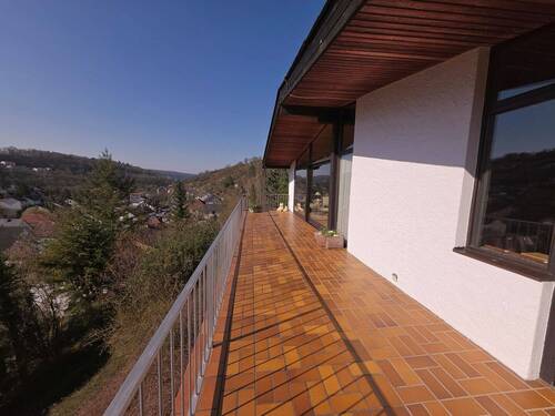 Großzügiger Balkon für Ihre Ruhe und Erholung mit toller Weitsicht (1) - 7 Zimmer Einfamilienhaus in Würzburg