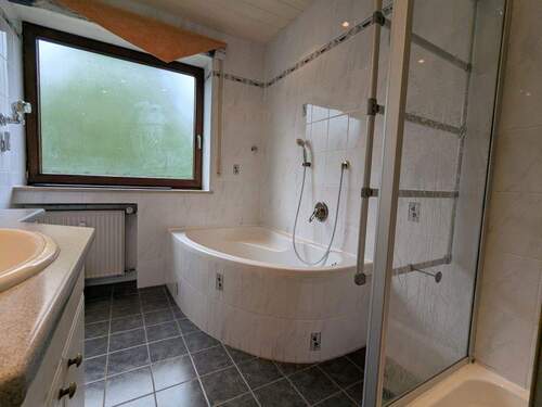 Badezimmer Richtung Fenster - 