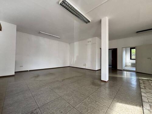 Großer Geschäftsraum - Büro mit großem Lager in Sternenfels