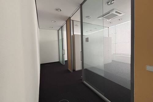 Büroräume der ehemaligen Bankfiliale - 