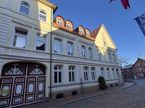 Seitenansicht von der Straße - Mehrfamilienhaus, Wohnhaus mit 435,20 m&sup2; in Dannenberg zum Kaufen