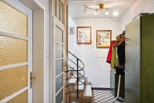 Eingangsbereich Wohnung mit Treppenaufgang ins Dachgeschoss - 