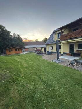 Ansicht mit Balkon und Terrasse - 