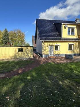 Ansicht mit Weg zum Gartenhaus - 