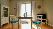 ...Essplatz und Zugang zum Balkon - 