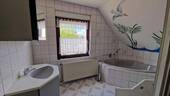 Bad mit Badewanne und Dusche - 
