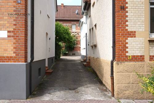 Zugang nach hinten zum Eingang - 5 Zimmer Doppelhaushälfte in Heilbronn