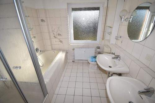 Bad mit Dusche und Wanne - 