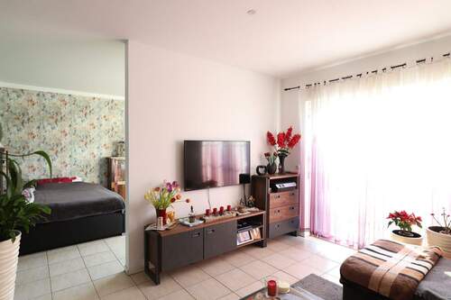 Wohnzimmer mit Zwischenwand - 