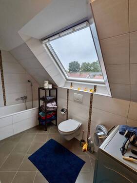 Grenadierweg Badezimmer Dachgeschoss.jpg - 