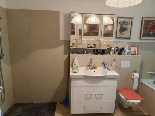 Bad mit Wanne und Dusche - 